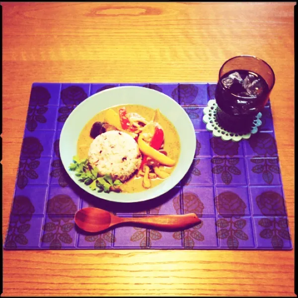 Snapdishの料理写真:朝ごはん。昨日の残りの手作りグリーンカレーと十六穀ごはん、天然水。|月さん