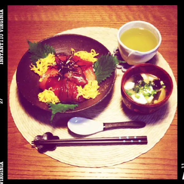 お昼ごはん。塩昆布とゴマの酢飯に錦糸卵とマグロの漬け丼、豆腐と油揚げと若布の味噌汁、味噌はこの間粕汁鍋作ったときに買った白味噌と田舎味噌の合わせ味噌、お茶。|月さん