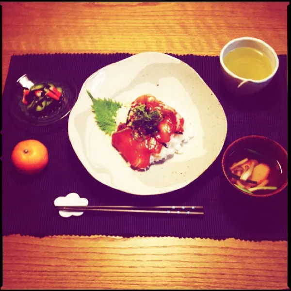 夜ごはん。ごま海苔マグロ漬け丼、カマボコとしめじとわけぎのお吸い物、きゅうり、カニカマ、若布の酢の物、お茶、みかん。|月さん