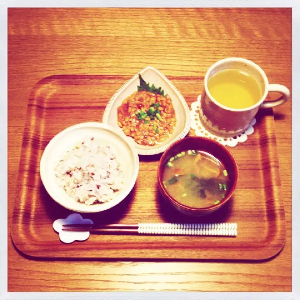 Snapdishの料理写真:朝ごはん。におわ納豆＆生姜なめ茸、なめこと若布の味噌汁、十六穀ごはん、お茶。|月さん