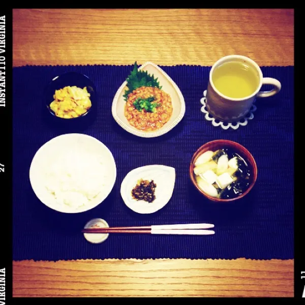 朝ごはん。キャベツとツナとコーンのカレー風味サラダ、におわ納豆＆なめ茸、豆腐と白葱と若布と油揚げの味噌汁、ごはん、高菜の漬け物、お茶。|月さん