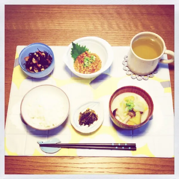 Snapdishの料理写真:朝ごはん。ひじきと大豆の煮物、におわ納豆＆なめ茸、かぼちゃとさつまいもとキャベツの豆乳味噌汁、ごはん、高菜の漬け物、お茶。|月さん