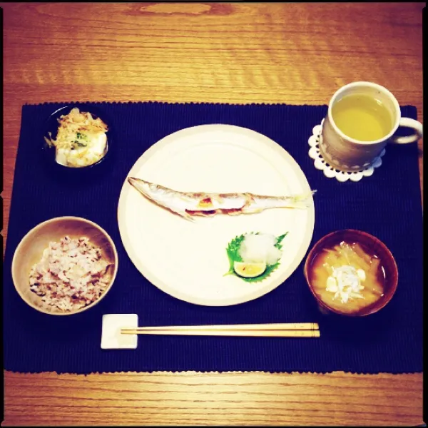 Snapdishの料理写真:遅朝ごはん。かますの塩焼き、大根おろし＆すだち、お取り寄せした鮭ぶしを使った大根の味噌汁、冷奴＆鮭ぶし、十六穀ごはん、お茶。|月さん