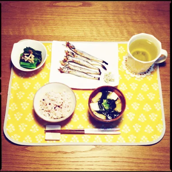 Snapdishの料理写真:朝ごはん。小松菜としめじのお浸し、ししゃも、わさび漬け、豆腐と油揚げと若布の味噌汁、十六穀ごはん、お茶。|月さん