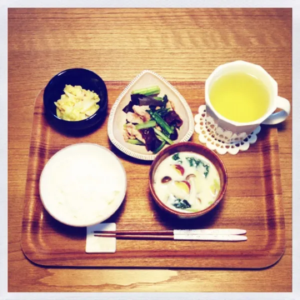 朝ごはん。キャベツとツナのカレー風味サラダ、生キクラゲと豚肉と小松菜炒め、さつまいもとしめじと小松菜と油揚げの豆乳味噌汁、ごはん、お茶。|月さん