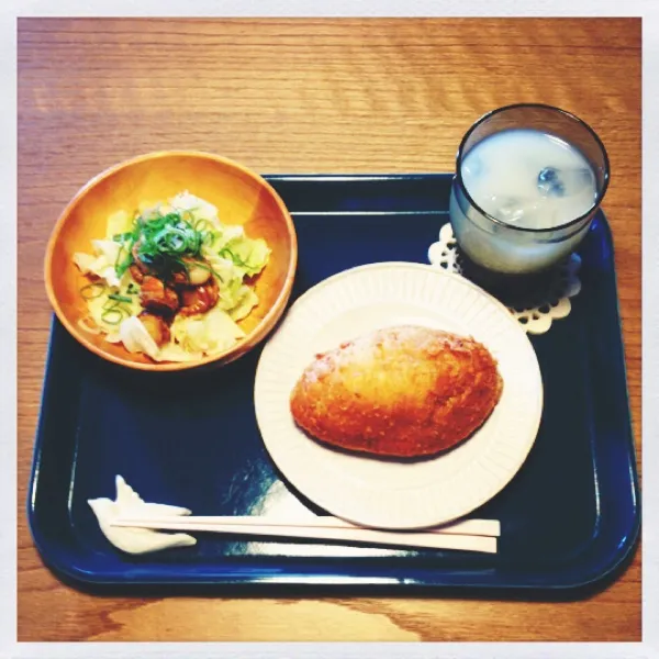 朝ごはん。美味しいパン屋さん、ピーターパンの揚げたてカレーパン。蒸しキャベツとバター焼き帆立の昆布ポン酢マイルドがけ九条ネギ盛り。|月さん