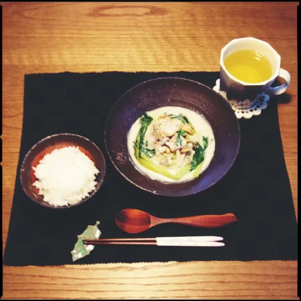 朝ごはん。帆立と青梗菜としめじと舞茸の豆乳煮、ごはん、お茶。|月さん