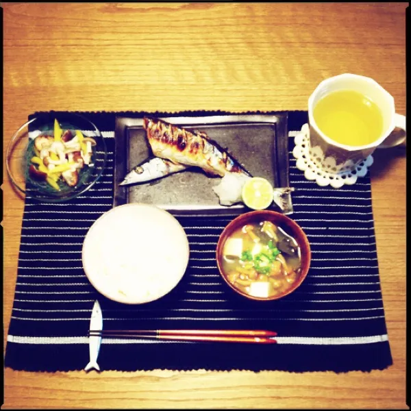 Snapdishの料理写真:夜ごはん。さんまの塩焼き、大根おろしとかぼす。なめこと豆腐と若布の味噌汁、ごはん、きのこと黄パプリカのピクルス、お茶。|月さん