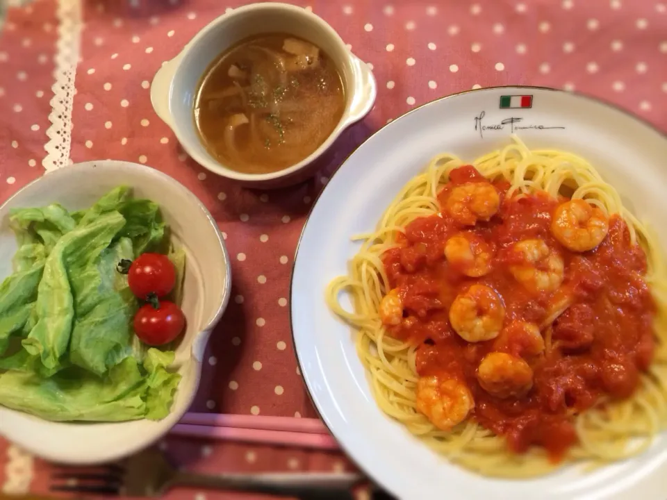 えびのトマトクリームパスタとコンソメスープ、サラダ|みーちゃんさん