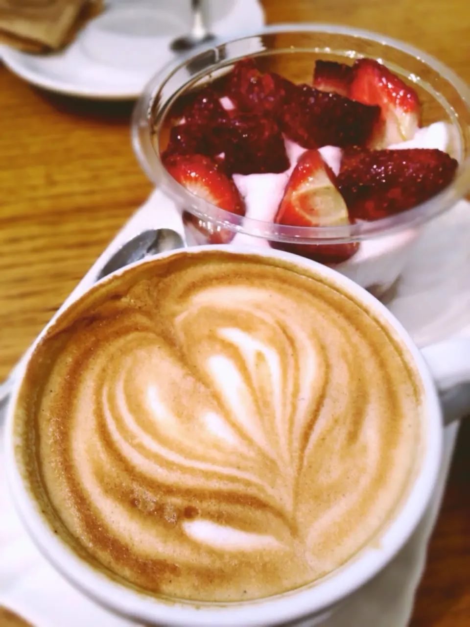 Cappuccino n strawberry yoghurt😋|muamuaaliceさん