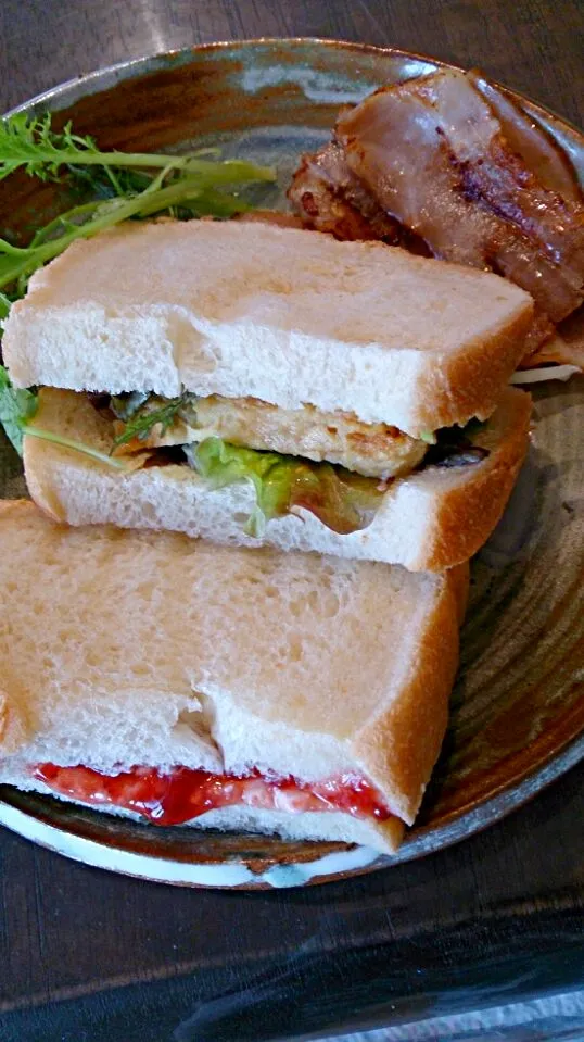 甘い卵焼きと水切りヨーグルトとベーコンのサンドイッチ。いちごジャムと水切りヨーグルトのサンドイッチ。|天野めぐみさん