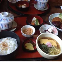 Snapdishの料理写真:コロッケ定食/とってもボリューミー大満足(￣ー￣)牛肉と紅芋コロッケおいしー!|toccoさん