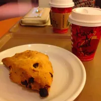 Snapdishの料理写真:チョコスコ&バニラカプチーノ/最近バニラカプチーノ好き(*^^*)やっぱお店で作ってるスコーンは外カリカリでおいしい!|toccoさん