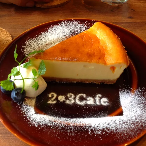 ベイクドチーズケーキ/下のクッキーおいし！生クリームと合う合うー。ここのお店いい人でいい感じ(*^^*)|toccoさん