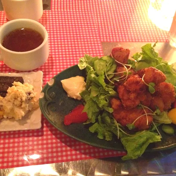 鶏のカリカリ揚げ 野菜盛り/唐揚げにもちゃんと味ついててご飯に合うぅ＼(^o^)／|toccoさん