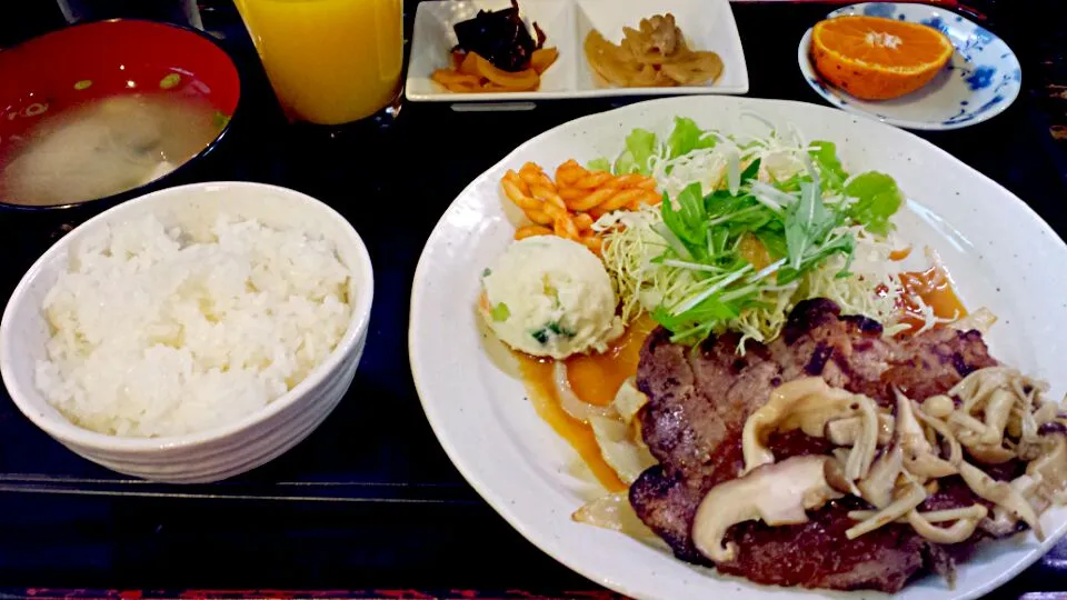 Snapdishの料理写真:500円(*^^*)ポークテキ定食|お肉さん