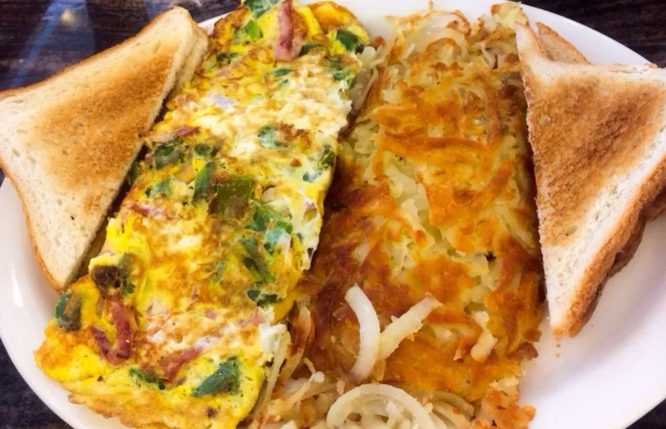 Denver Omlette with Hash Browns and Toast from Golden Eagle|sooprcoolchicaさん