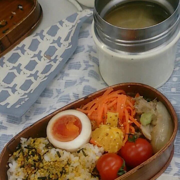 今日のお弁当。肌荒れ撲滅キャンペーン中につき、ニンジン＆オレンジにオリーブオイルでラペ的サラダ。いつか試そうと思ってた茹でじゃが母の肉味噌和えは予想通り美味だったけど、レシピ通り作った煮卵が想像より遥かに辛かった。|sasakumanさん