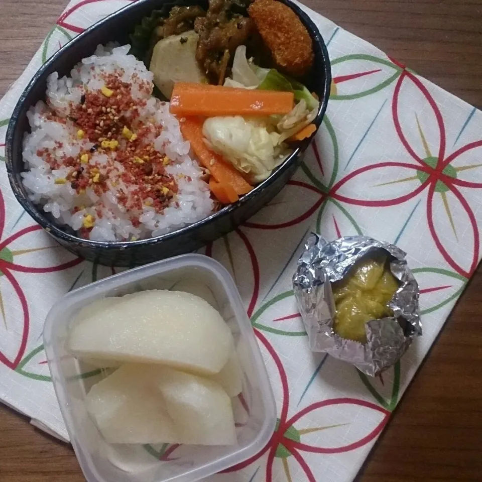 Snapdishの料理写真:今日も頂き物の野菜と果物をせっせか消費。限りなくスイカを食べた気持ちにさせられる梨やった(^_^;)
昨日大量に出来上がってしまったスイートポテトを1つお茶休憩のお供に持ってきた♪|sasakumanさん