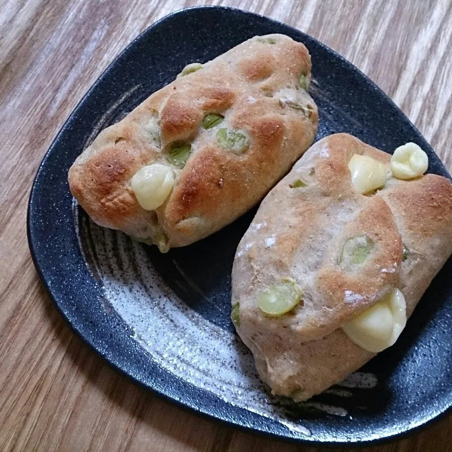 こんな夜中にパン焼けた。焼きたて味見したいけど今日のところは我慢。もちろんこのパンのゴールはもっと先っ！
@枝豆パンに欲張ってプロセスチーズ入れた(￣▽￣)|sasakumanさん