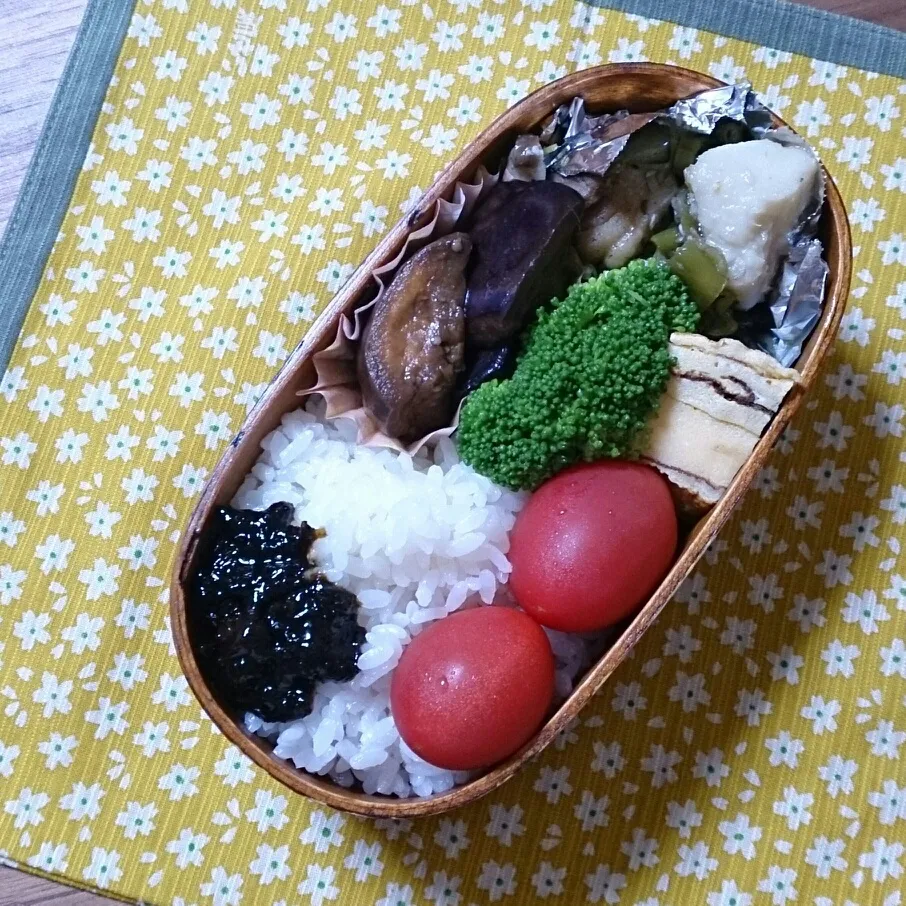 Snapdishの料理写真:今日は久しぶりにお弁当！台所に作業台を置いて広くしたら、いろいろ出来ることが増えて嬉しくなって朝から機嫌よくパチリ。お野菜はブロッコリー以外は実家から(^.^)|sasakumanさん