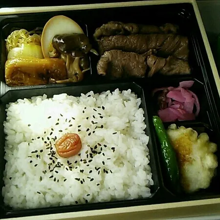 Snapdishの料理写真:品川から新幹線飛び乗るときに買った高級弁当。
美味しかった記憶がとても昔のことに感じます…(T＿T)|sasakumanさん