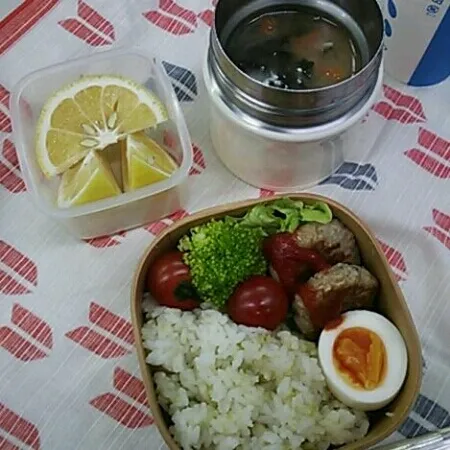 今日のご飯。
ちょっと水が多かったせいでソラマメがどっかいってしまった( ノД`)…
デザートは…アレ、'はるみ'だっけ？'はるか'だっけ？|sasakumanさん