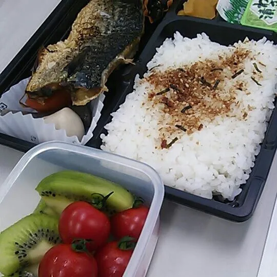 Snapdishの料理写真:無駄な抵抗と分かっていながら、ささやかな努力。
お魚弁当ゲットできたけど、ここのは野菜がお飾りほどしか入ってないから、ビタミンCは持ち込みで。
継続は力なり。
毎食採ろうと意識することが大事だわな～ 
まぁ今日は完全にストレスを内に抑えるのでビタミンC使いきってしもたやろうけどー|sasakumanさん