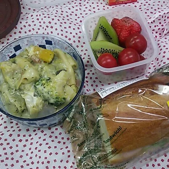 今日のランチはバター控えめの野菜いっぱいなグラタンなんやけど、常温やから当然冷え冷えでございます(´Д｀) 
…今日くらいはスープにしときゃよかったなぁ(反省)

@今日の手抜き弁当|sasakumanさん