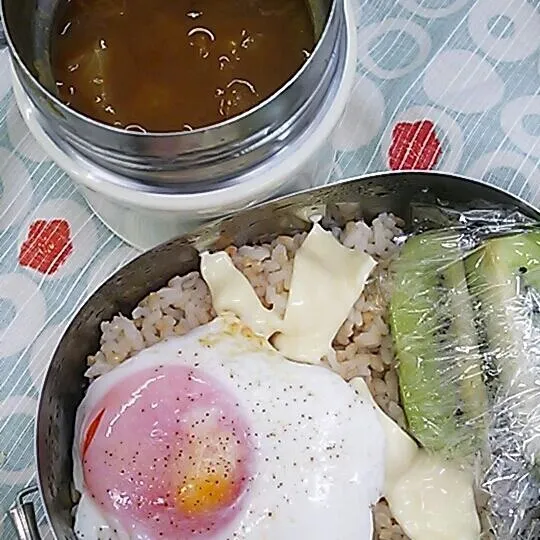 ぶっかけカレーON 予想より半熟すぎた目玉焼き。…あれ、カレーに目玉焼きってアリだっけ？ヾ(゜０゜*)ノ? まぁいいかー。|sasakumanさん