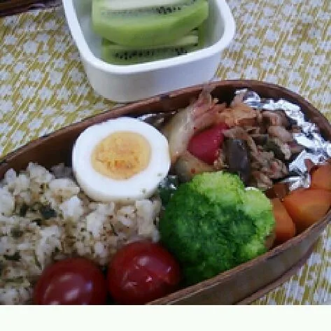 ちょっとバテ気味やから豚キムチでスタミナ弁当！いっぱい夏野菜入れたから、噛めば意外と甘いのだo(*⌒O⌒)ｂ 美味しかった！ご馳走さまー♪|sasakumanさん