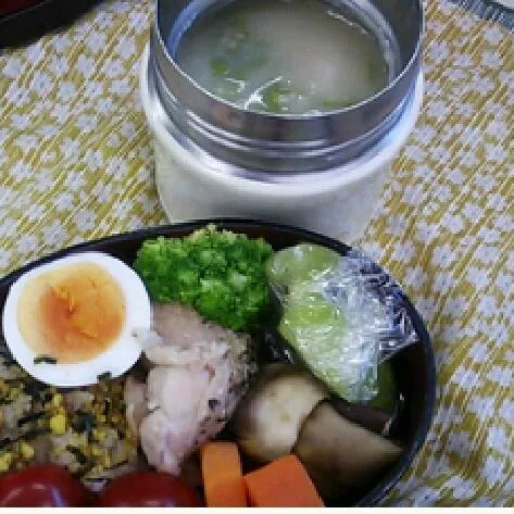 久々のお弁当。せっかくスープポットあるし、レシピ本見ながら冷製スープとか作ってみたんだが…２分考えてもほやら冷たいかすらよく分からなかった(´；ω；`) スープは自分好みに改造予定|sasakumanさん