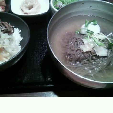 Snapdishの料理写真:あんましゆっくり出来なくてバタバタだったけど、韓国冷麺美味しかったd(⌒ー⌒)!|sasakumanさん