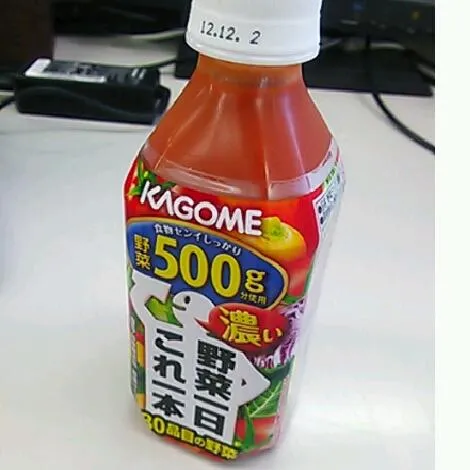 今日のランチの野菜不足を気にして久々に買ってみた。前より濃いくなってた!! しかもちょっと甘くなってるし!! でも…やっぱしこの類いのジュースで食物繊維は採れんわなぁ…(´Д｀)|sasakumanさん