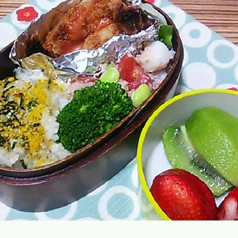 揚げたてコロッケとカレーが食べたいと思いながらエビフライをほうばる(￣∇￣*)ゞ 汁物はミルク中華な野菜スープ～|sasakumanさん