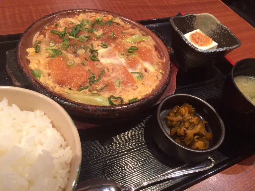 Snapdishの料理写真:ロースカツ&ヒレカツ煮定食を頂きました。|momongatomoさん