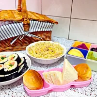 Meal for picnic~（sushi.pasta.sandwich.friut）|Vera Wuさん