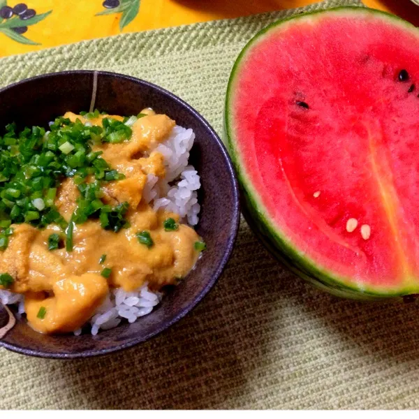 Snapdishの料理写真:お気に入り暑い日の朝ごはん。
3分クッキング！

☆ウニ丼
☆スイカまるごと|mikaさん