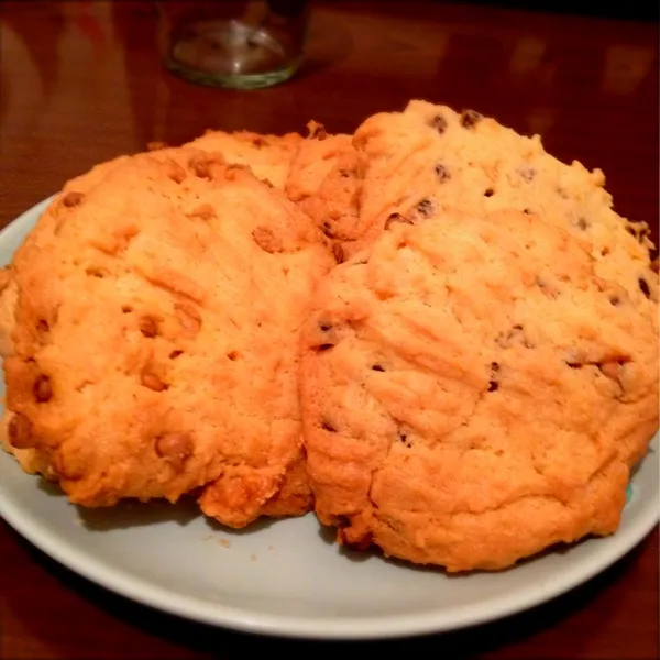 期限が危なかったバターを使うために嫁さまとクッキー作りました！今は100均にチョコチップとか売ってるんですね…|Takasi Harunoさん