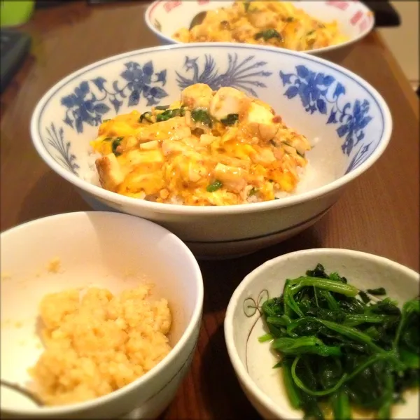 豆腐と肉そぼろの卵とじ丼！(長いっ)と、ほうれん草のお浸しとポテトサラダ(カレー味)です！豪華〜( ´ ▽ ` )|Takasi Harunoさん