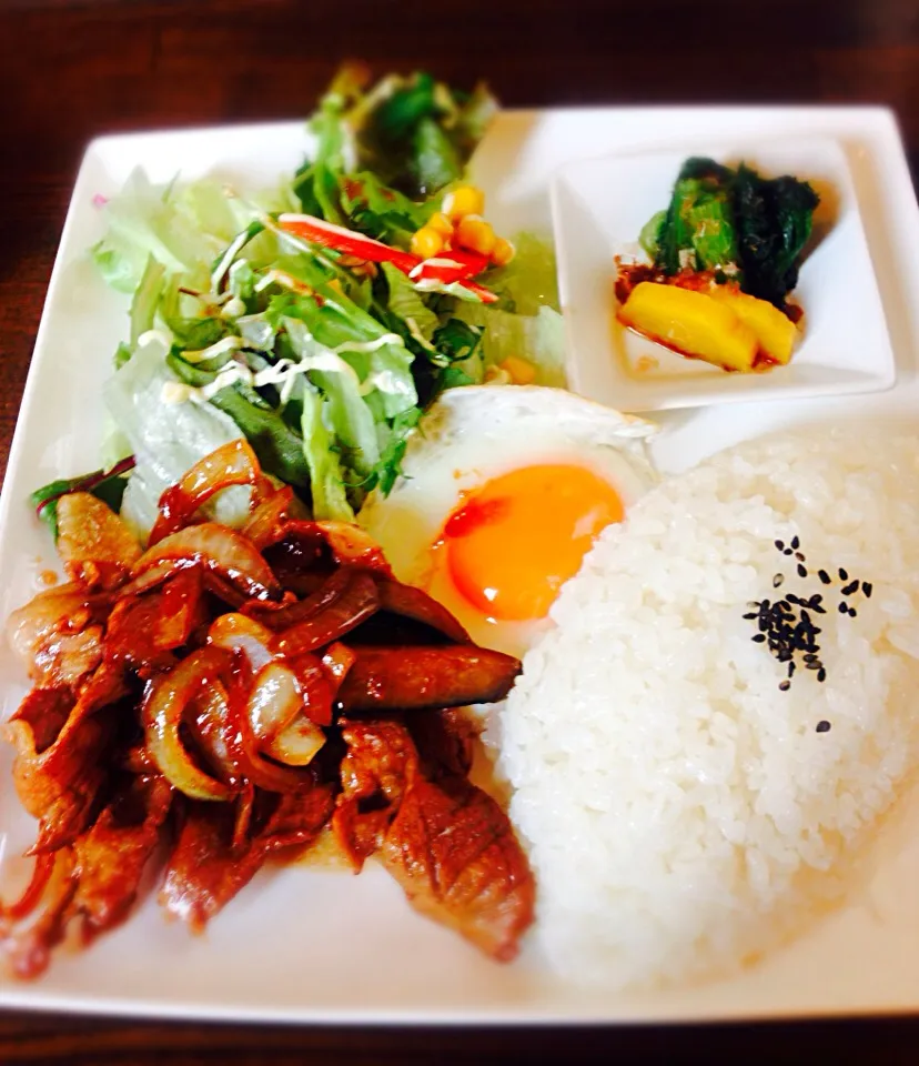 Snapdishの料理写真:お仕事LUNCH⭐️生姜焼きと目玉焼きプレート|ももこさん