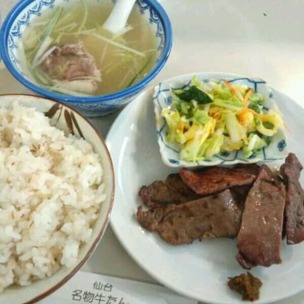 牛たんハーフ定食（テールスープ付）良い雰囲気のお店で美味かったー！！大正解！！|すぬすぬさん