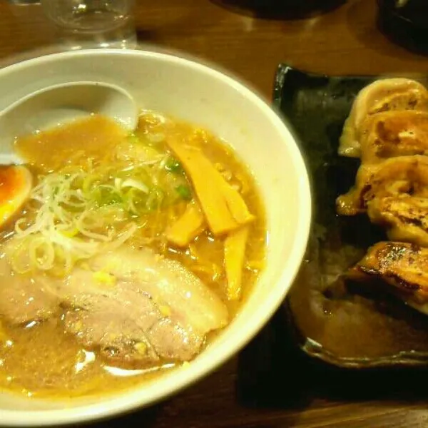 雑誌に載ってたお店で味噌ラーメン＆餃子♪|すぬすぬさん