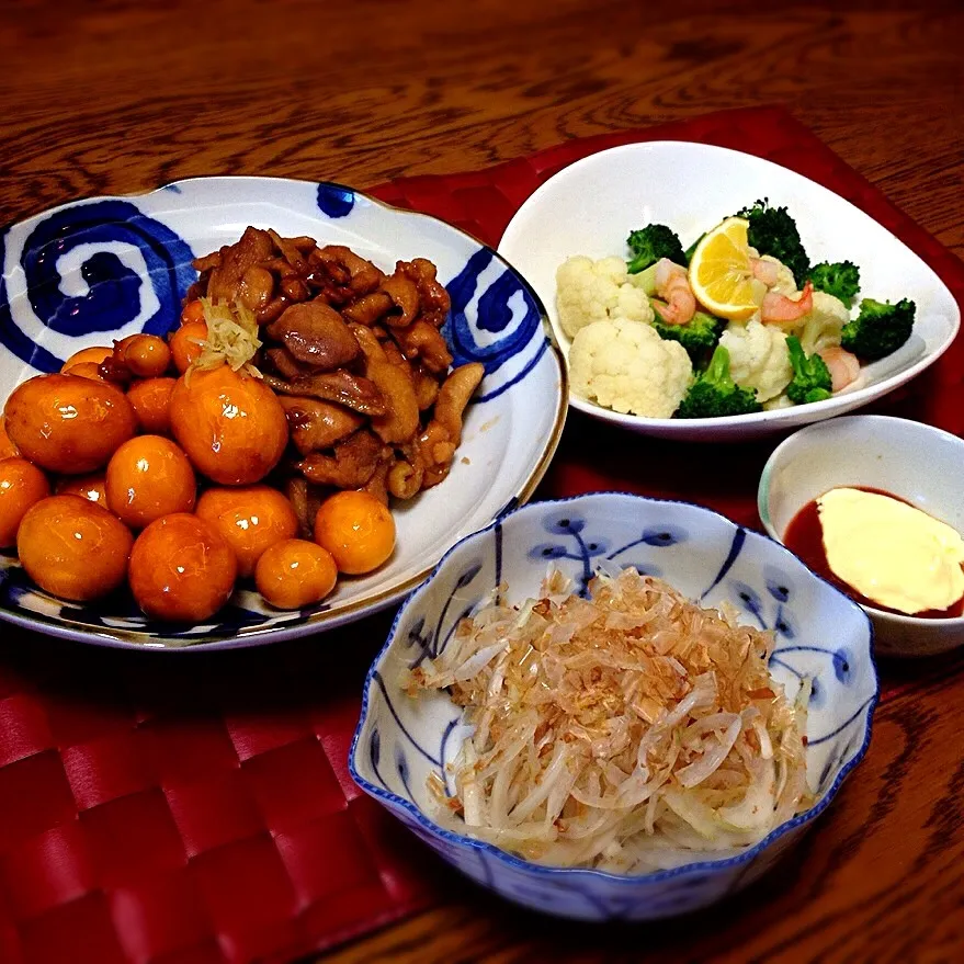 鶏ときんかんの炒り煮・エビとカリフラワーとブロッコリーのサラダ・お好みでオーロラソース・新玉ねぎのスライス|美也子さん