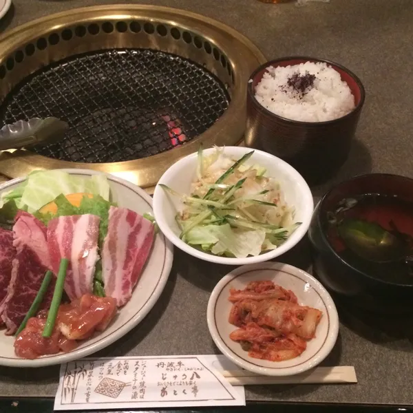 Snapdishの料理写真:日替わりランチ 
三種盛り(ハラミ.豚バラ.鶏肉)
ワカメスープ、キムチ、サラダ、ごはん。

これで¥680はお得！|acaneさん