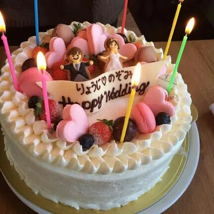 友達の結婚お祝い会でのケーキ♡
デザインかわいい♡
マシュマロとマカロンも食べれて得した気分(´｀*)|acaneさん