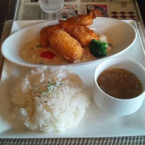 〈週替わりランチ〉
かにクリームコロッケと鮭カツかつランチ♡|acaneさん