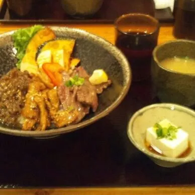 牛肉･鶏肉･タンの三種丼。
牛肉の味つけ濃すぎた(;´д｀)
鶏肉とタンはいつもどおり◎|acaneさん