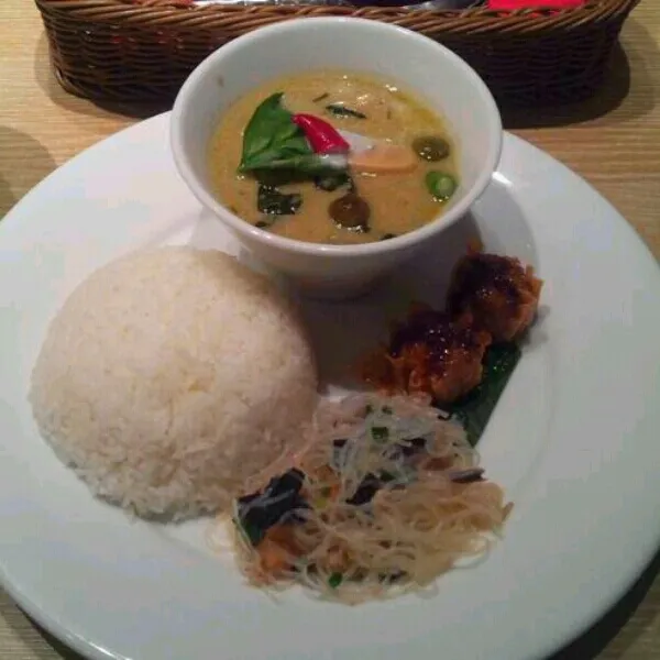 グリーンカレー(♡˙︶˙♡)
辛かったけど｡｡おいし～♡汗かきながら完食！
友達のガイガパオプレートも辛いけどおいし～！|acaneさん