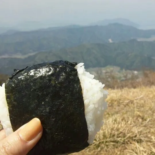 Snapdishの料理写真:人生初登山！
しんどかったけど、山頂で食べるご飯は格別♡
おにぎり.んま♡
おはぎと筍ご飯は無料でいただいきました！|acaneさん